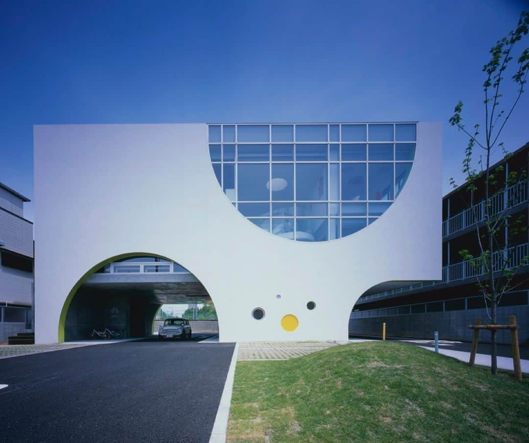 Horibe Associates co., ltd. のインスタグラム：「・ ホワイトローズ英会話学校  more⇨@horibeassociates  #architecture #建築家 #建築#新築#design#modern#architects#architettura#architecturephoto#archilovers#architecturephotography #архитектура#arquitetura# 架构#架構#architettura#Kiếntrúc#arquitectura#สถาปัตยกรรม#Architektur#Arkitektur#認定こども園 #幼稚園」