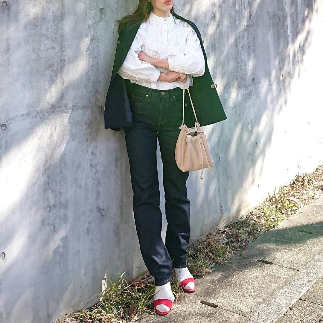 nori0620のインスタグラム：「#スリムストレートハイライズジーンズ @uniqlo_jp  脚のラインをストンとすっきり見せてくれる、脚長効果抜群のジーンズ👖  ヒップと太腿の張りが気になるのですが、キレイに隠してくれるのがうれしい✨  ※161cm/24size/カットはせず  #ジャケット @journalstandard #ブラウス @zara #ジーンズ #バッグ @uniqlo #サンダル@Libertydoll  #instafashion#fashion#fashionsnap#outfit#code#coordinate#uniqlo#ユニデニ#ユニクロデニム族#スリムストレートハイライズジーンズ#uniqloginza2021ss#uniqlo#レザータッチドローストリングバッグ #ママファッション#ママコーデ#ジャケットコーデ#デニムコーデ#プチプラコーデ#大人カジュアル」