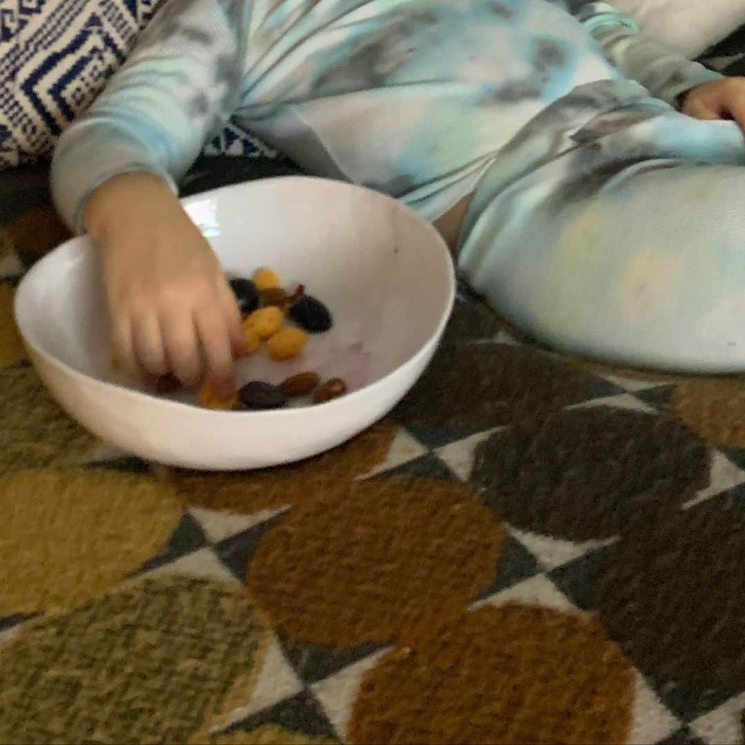 ジェニー・モレンのインスタグラム：「Asleep with his hand in his snack bowl. My son on every level.」