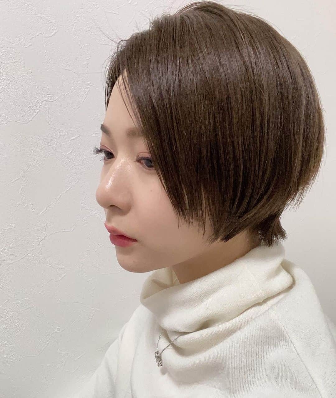 井咲アキさんのインスタグラム写真 - (井咲アキInstagram)「💇‍♀️ 久しぶりにショートに戻したよ！ 相変わらず違和感ない！✨ ショートは性格にも合ってるし、 髪質的にも直毛で巻きづらいから、 何もしなくて良くて楽だし、ほんと好き♡ ＊ 髪伸ばそうかと思ってたけど、 ブリーチしてたときの傷みが酷くて、 まとまりづらいから、生え変わってきて、 扱いやすくなったら伸ばすかも☺️ ＊ (髪切って翌朝鏡見たら髪の毛なくて 軽くびっくりしたのはナイショ。) ・ ・ ・ #ショートヘア#ショートカット#ショート女子  #ヘアスタイル#ヘアカット#指ハート #shorthair#hairstyle#haircutsforwomen  #heart#love#japan#japanesegirl」2月10日 10時12分 - ak.i__o0