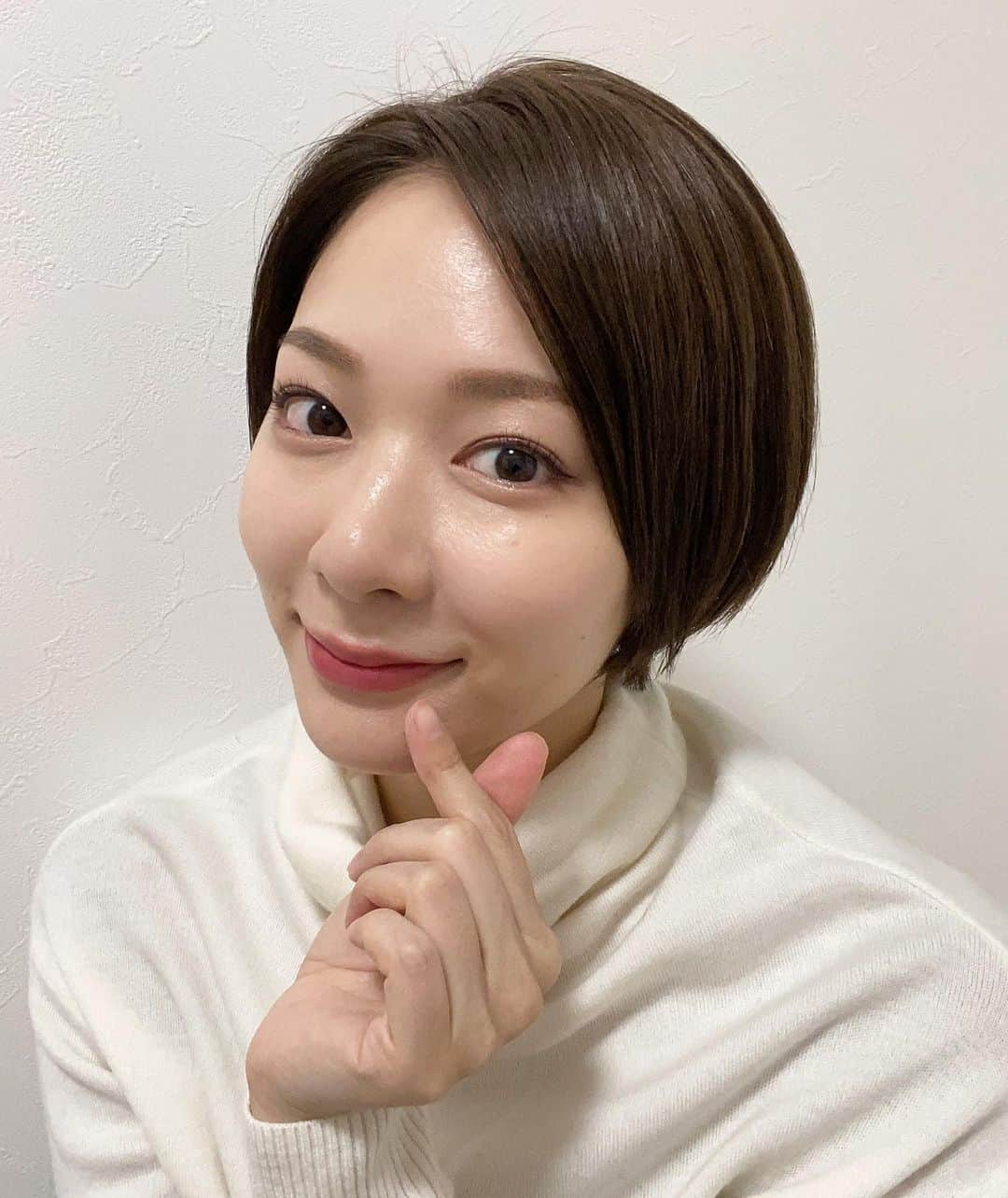 井咲アキさんのインスタグラム写真 - (井咲アキInstagram)「💇‍♀️ 久しぶりにショートに戻したよ！ 相変わらず違和感ない！✨ ショートは性格にも合ってるし、 髪質的にも直毛で巻きづらいから、 何もしなくて良くて楽だし、ほんと好き♡ ＊ 髪伸ばそうかと思ってたけど、 ブリーチしてたときの傷みが酷くて、 まとまりづらいから、生え変わってきて、 扱いやすくなったら伸ばすかも☺️ ＊ (髪切って翌朝鏡見たら髪の毛なくて 軽くびっくりしたのはナイショ。) ・ ・ ・ #ショートヘア#ショートカット#ショート女子  #ヘアスタイル#ヘアカット#指ハート #shorthair#hairstyle#haircutsforwomen  #heart#love#japan#japanesegirl」2月10日 10時12分 - ak.i__o0