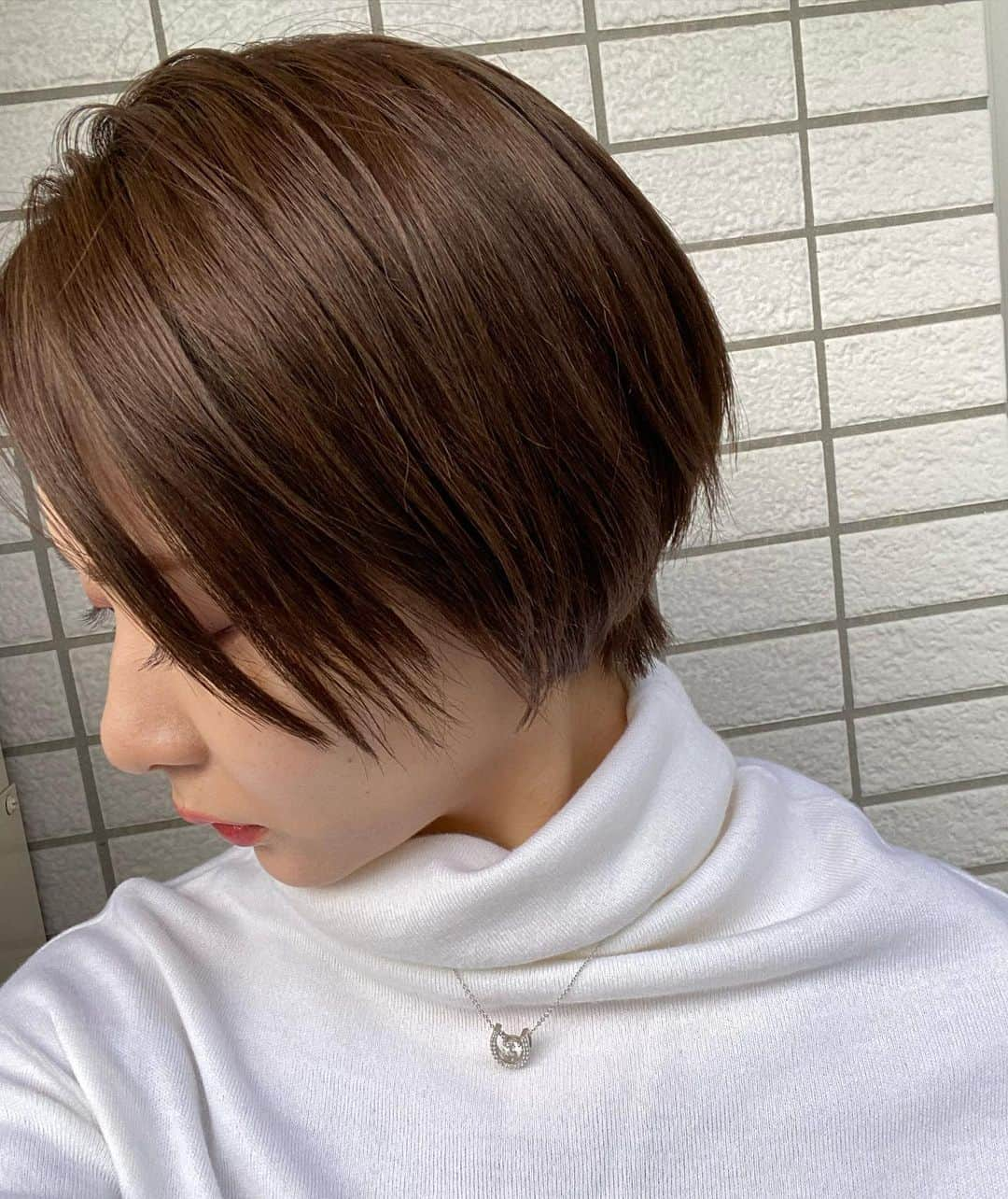 井咲アキさんのインスタグラム写真 - (井咲アキInstagram)「💇‍♀️ 久しぶりにショートに戻したよ！ 相変わらず違和感ない！✨ ショートは性格にも合ってるし、 髪質的にも直毛で巻きづらいから、 何もしなくて良くて楽だし、ほんと好き♡ ＊ 髪伸ばそうかと思ってたけど、 ブリーチしてたときの傷みが酷くて、 まとまりづらいから、生え変わってきて、 扱いやすくなったら伸ばすかも☺️ ＊ (髪切って翌朝鏡見たら髪の毛なくて 軽くびっくりしたのはナイショ。) ・ ・ ・ #ショートヘア#ショートカット#ショート女子  #ヘアスタイル#ヘアカット#指ハート #shorthair#hairstyle#haircutsforwomen  #heart#love#japan#japanesegirl」2月10日 10時12分 - ak.i__o0