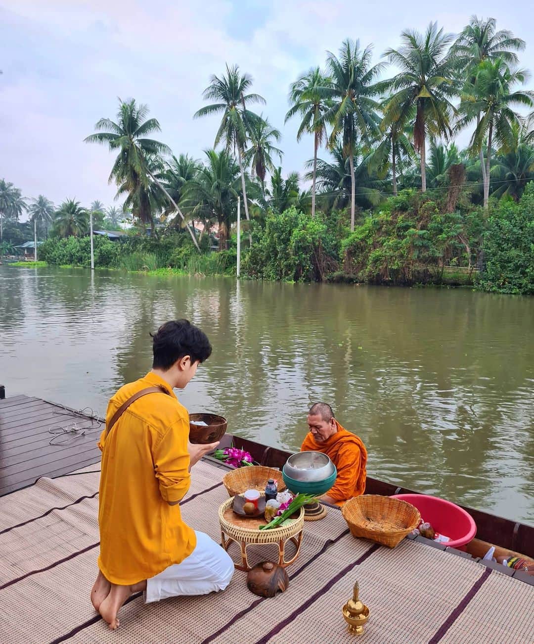 アイス・サランユーのインスタグラム：「🧡 บุญจะส่งให้เราสุขใจ 🧡 🙏🙏🙏🙏 #ดำเนินพวา  #ดำเนินพวารีสอร์ทบ้านต้นไม้  @damnernpawa_resort」