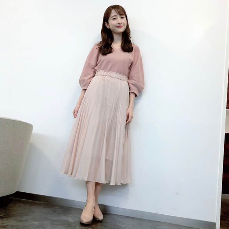 TBS「あさチャン！」のインスタグラム：「Today's まおこ Fashion🌸 ・ スタイリストさんからのポイント💁🏻‍♀️ 桜ピンクのニットに同系色のスカートで とても春を感じる色合いです🤗 スカートは、動くと花びらのようにひらひらと 綺麗なシルエットです✨ ニットのVデザインがデコルテラインを とても綺麗に見せてくれますね☺️ コートもパステルカラーにすると良いですよ🌷 ・ トップス・スカート→BRAHMIN  ・ ・ #tbs #あさチャン #アナウンサー #日比麻音子 #まおコーデ」