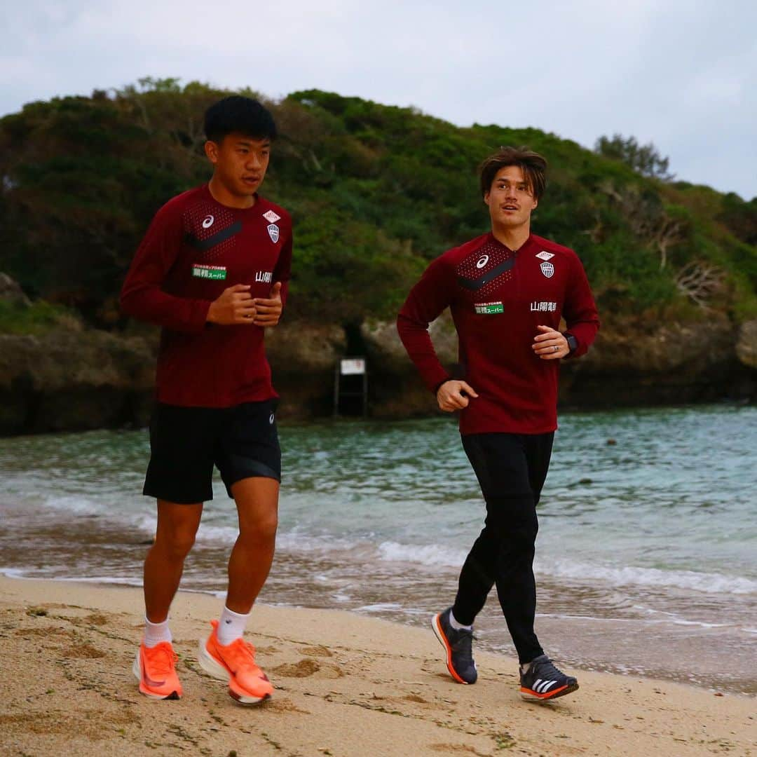 ヴィッセル神戸さんのインスタグラム写真 - (ヴィッセル神戸Instagram)「選手のビーチシリーズ！🏝 Players at the beach! 🏝  #vissel #visselkobe #ヴィッセル #ヴィッセル神戸 #Kobe #神戸 #WeAreKobe #KobeForeverForward #一致団結 #JLeague #Jリーグ #沖縄 #Okinawa」2月10日 10時16分 - visselkobe