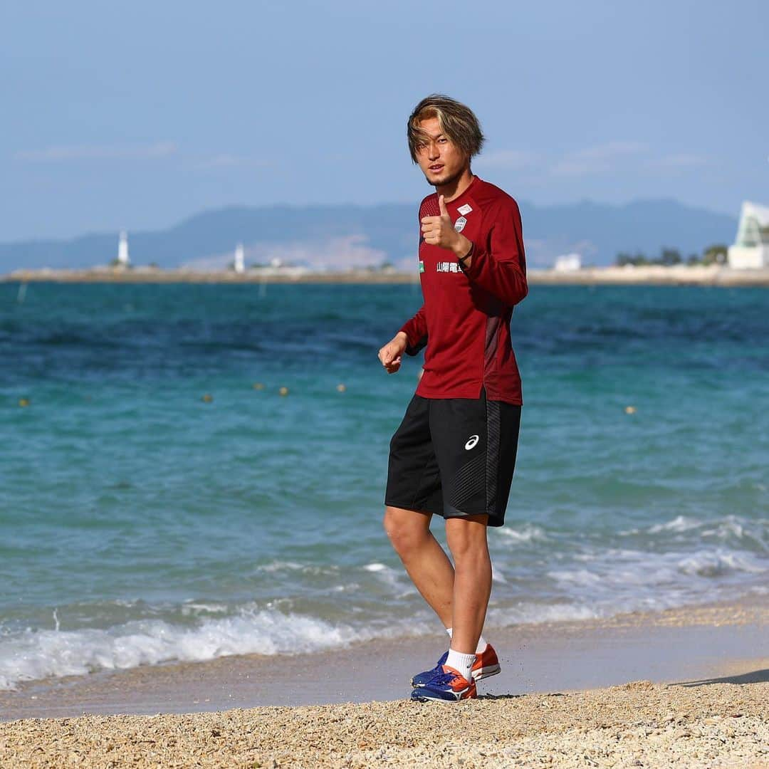 ヴィッセル神戸さんのインスタグラム写真 - (ヴィッセル神戸Instagram)「選手のビーチシリーズ！🏝 Players at the beach! 🏝  #vissel #visselkobe #ヴィッセル #ヴィッセル神戸 #Kobe #神戸 #WeAreKobe #KobeForeverForward #一致団結 #JLeague #Jリーグ #沖縄 #Okinawa」2月10日 10時16分 - visselkobe