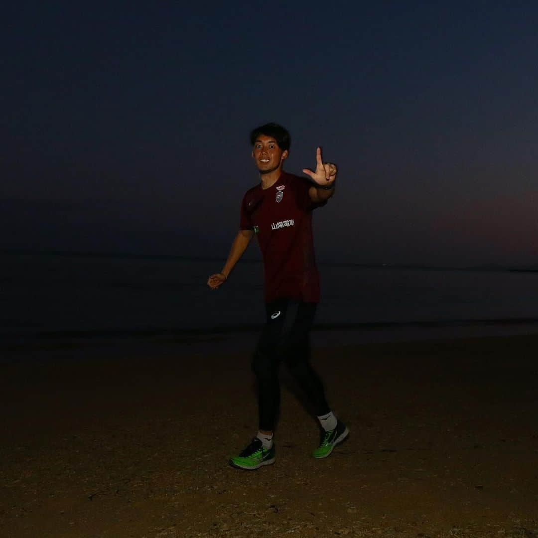 ヴィッセル神戸さんのインスタグラム写真 - (ヴィッセル神戸Instagram)「選手のビーチシリーズ！🏝 Players at the beach! 🏝  #vissel #visselkobe #ヴィッセル #ヴィッセル神戸 #Kobe #神戸 #WeAreKobe #KobeForeverForward #一致団結 #JLeague #Jリーグ #沖縄 #Okinawa」2月10日 10時16分 - visselkobe