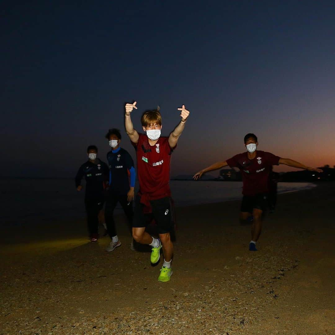 ヴィッセル神戸さんのインスタグラム写真 - (ヴィッセル神戸Instagram)「選手のビーチシリーズ！🏝 Players at the beach! 🏝  #vissel #visselkobe #ヴィッセル #ヴィッセル神戸 #Kobe #神戸 #WeAreKobe #KobeForeverForward #一致団結 #JLeague #Jリーグ #沖縄 #Okinawa」2月10日 10時16分 - visselkobe