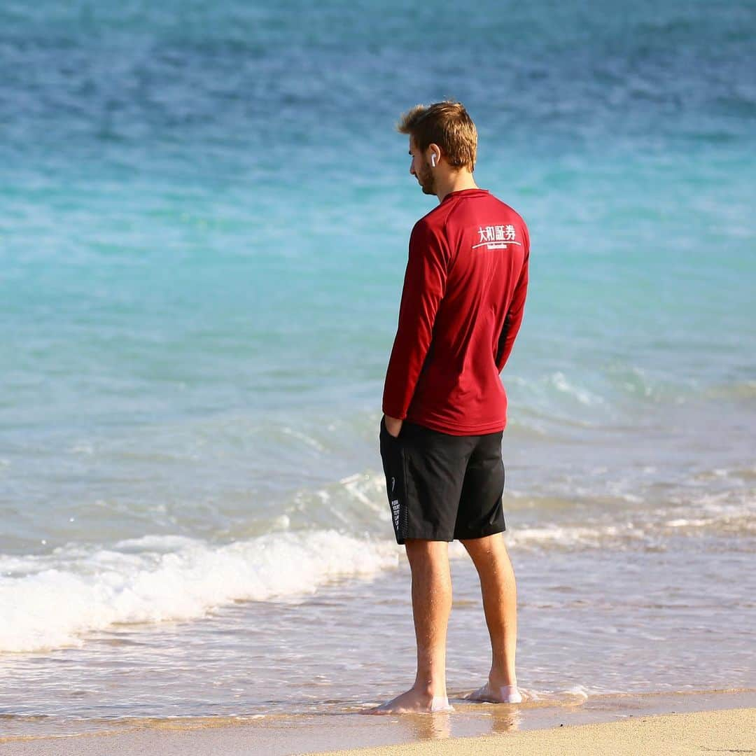 ヴィッセル神戸さんのインスタグラム写真 - (ヴィッセル神戸Instagram)「選手のビーチシリーズ！🏝 Players at the beach! 🏝  #vissel #visselkobe #ヴィッセル #ヴィッセル神戸 #Kobe #神戸 #WeAreKobe #KobeForeverForward #一致団結 #JLeague #Jリーグ #沖縄 #Okinawa」2月10日 10時16分 - visselkobe