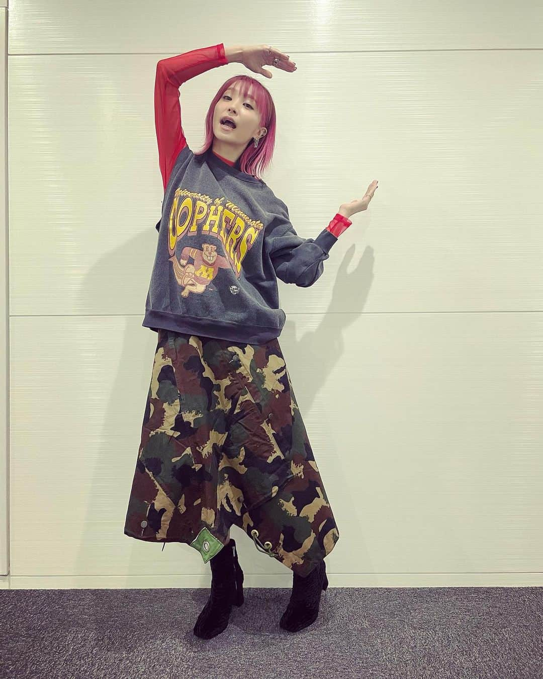 LiSAさんのインスタグラム写真 - (LiSAInstagram)「#ROOMIC Fes. 地元に音楽とどけたいなぁ〜！と始まった中京テレビ様に作ってもらったLiSAの家。ROOMIC🏠 大好きな人たちを大好きな人達に紹介するみたいな気持ちで、大好きな大尊敬する古坂さんと、大好きな弟みたいなたむたむとお届けしています。 いつか地元に大好きな人たちと音楽を届けに行きたいーー！とスタッフの皆と目指しながら開催した一回目。無観客でオンラインという形になっても一回目を叶えてくれた中京テレビのスタッフの皆様に本当に感謝しています。 そして、ファミリーとして沢山ちからを貸してくれたMCの二人と出演者の皆様、それか、名古屋からの配信を一緒に楽しんでくれた画面の向こうの貴方に沢山沢山感謝しています。 ライブって人柄を感じる。音で人を感じるから好きなんだなぁ。  沢山泣いて、たくさん笑った二日間でした。 次回はみんなに直接届けたいです🎤 えらいひとー！ そして、次回の放送は４月です！📺よろしくねー！ #くばちゃまコーデ　#りさふく」2月10日 10時28分 - xlisa_olivex