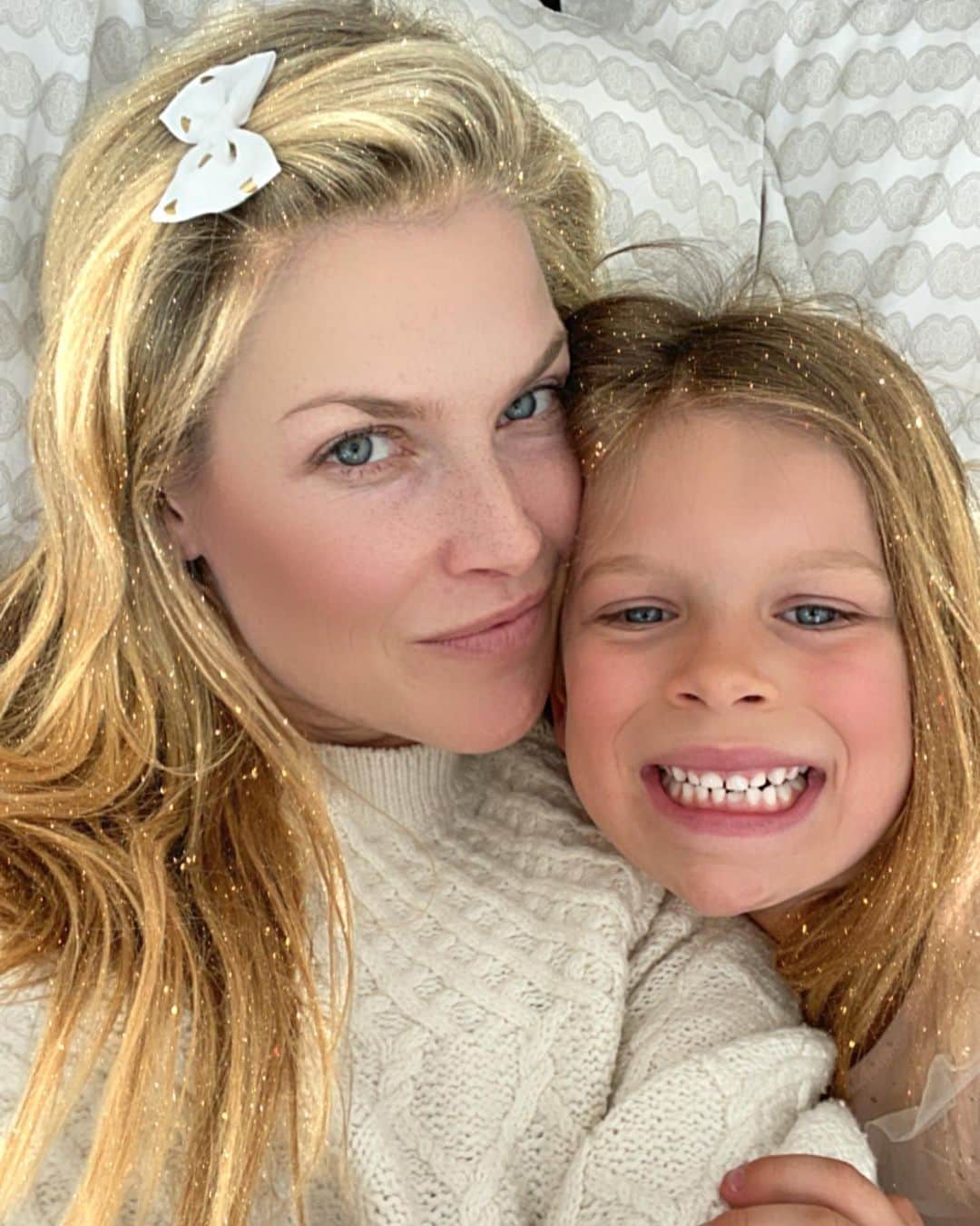 アリ・ラーターのインスタグラム：「My sparkly golden delicious girl has her first big tooth coming in! She is proud. It’s the little things. For sure. ✨🦷😁」