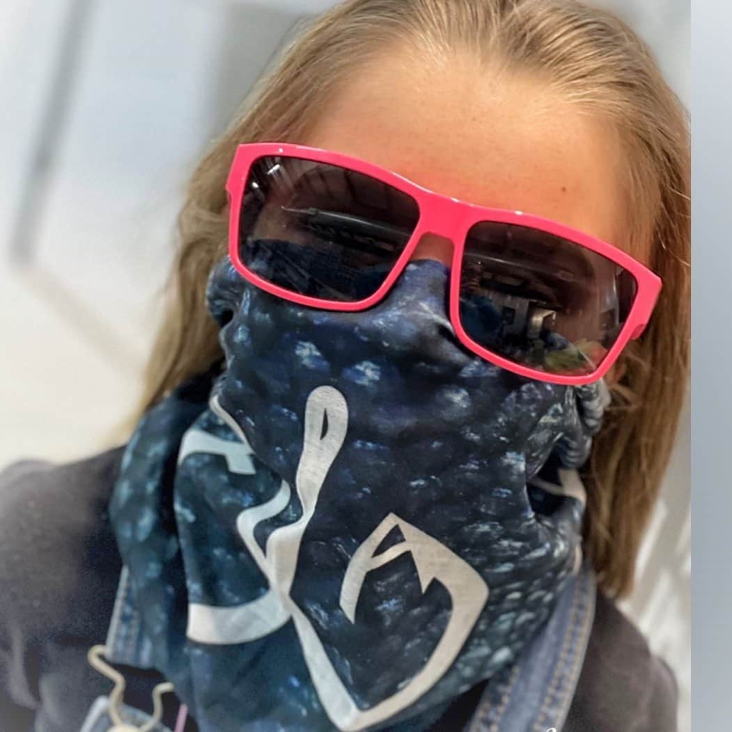 Filthy Anglers™のインスタグラム：「This is our new friend Khyleigh. We met her the night before @line_cutterz big grand opening. She is the daughter of our Filthy friend Natasha @youve_been_tashed and @micah.dupuis . She said hi to me that day and I offered her a Filthy face shield and sunglasses. You would have thought I gave her a neon rainbow unicorn! The next day dressed in her new gear she ran around for hours with friends and whenever she saw me, she stopped, smiled and sprinted over to give me a big hug. This happened all day. Little did she know, she gave me more than I could have ever given her that day. Traveling can be tough as I miss my two kids, for that day she made it a lot easier on me, so thank you Khyleigh! They say children are a reflection of their parents, Natsha and Dad, bravo you have an amazing little girl. Congrats Khyleigh you are certified filthy for being and amazing little girl with a big heart! www.filthyanglers.com #fishing #filthyanglers #kidswhofish #hunting #icefishing #texas #linecutterz #largemouthbass #kayak #hunt #fish」