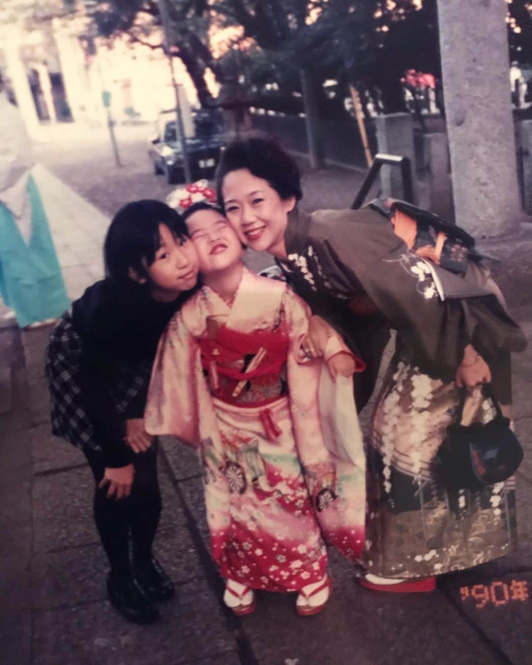 上田愛子さんのインスタグラム写真 - (上田愛子Instagram)「妹の結婚記念日だったので 薔薇の花束を渡した🌹  みんなで昔の家族写真を見返した。 私の眉毛が死ぬほど太かった。 あと整形して良かった。  もうすぐ妹の結婚式！ お姉ちゃん泣きすぎて倒れちゃうかも！🥺🥺🥺  #愛子と夢子  #家族写真」2月10日 10時23分 - aikosenseidayo