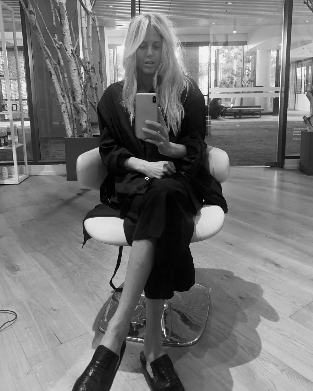 ローラ・エンバーのインスタグラム：「Back on the road again tomorrow for the next few UNDONE screenings. love love stop ins at @kodacutters_bondi thankyou always (hair is v happy) 💇🏼‍♀️」