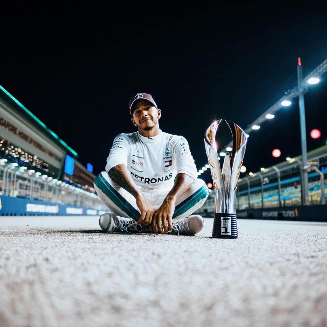 MERCEDES AMG PETRONASさんのインスタグラム写真 - (MERCEDES AMG PETRONASInstagram)「So many memories... and more to come! 🤩 We want to hear some of your favourite @lewishamilton moments since 2013! 👇」2月10日 1時34分 - mercedesamgf1
