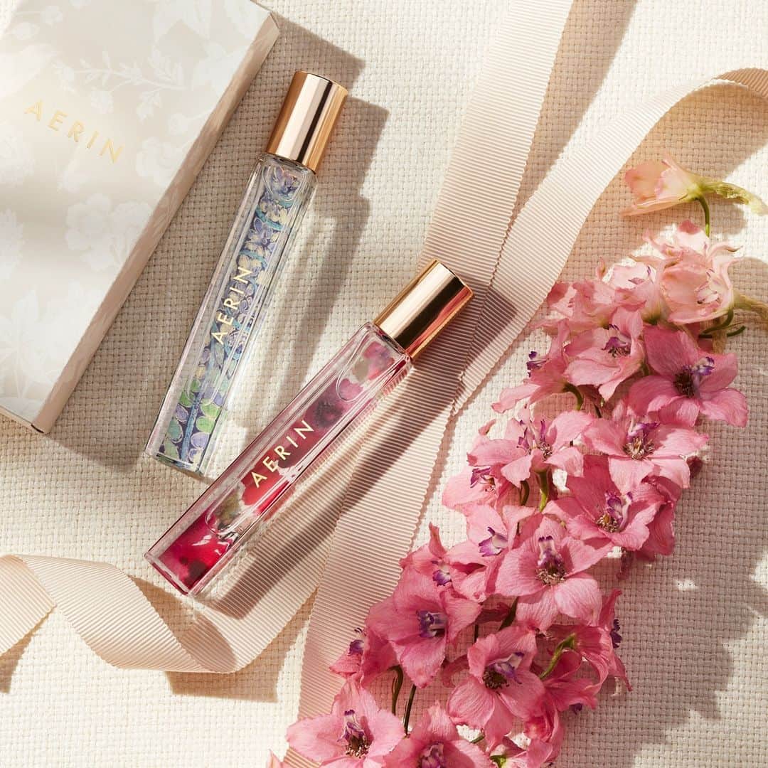 エスティローダーのインスタグラム：「One for you, one for her.🌸 @AERIN’s purse spray set with best-sellers Mediterranean Honeysuckle and Wild Geranium give best friends the perfect pair. Transport yourself (or a Galentine!) to the Italian Riviera or revel in a field of wildflowers with this floral scent. #AERINBeauty」