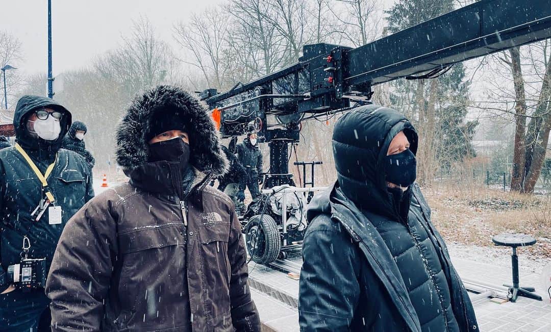 トム・ベリカのインスタグラム：「Goodbye Berlin. Thanks to an AMAZING German cast and crew! @studiobabelsberg #directorsPOV」