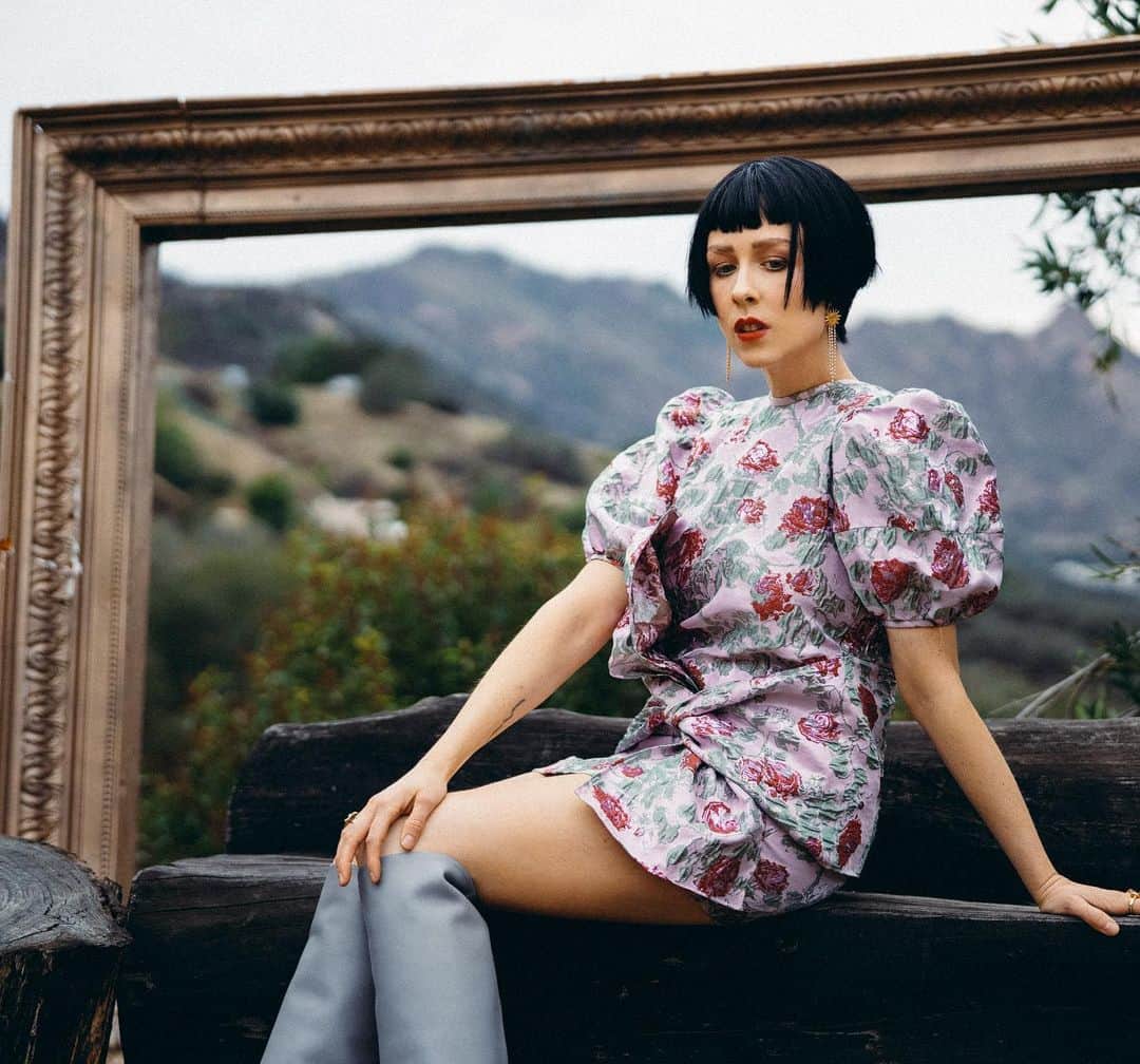 アリー・エックスのインスタグラム：「Cutest dress award goes to @eenk_official ☺️ ⁣ ⁣ 📷 @alexanderalexandrov ⁣ 💇🏻‍♀️ @gregoryrussellhair ⁣ 💄 @storyofmailife ⁣ 👗 @kieleykimmelstudio ⁣」