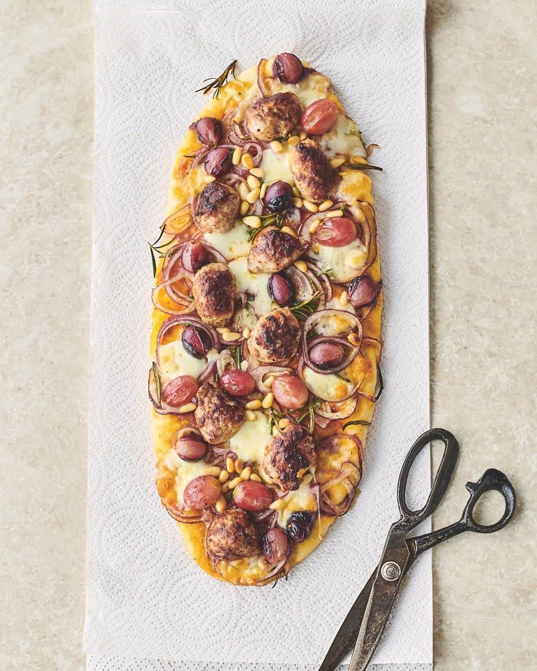 ジェイミー・オリヴァーさんのインスタグラム写真 - (ジェイミー・オリヴァーInstagram)「From a simple pizza base to upping your pizza topping game I have loads of recipe inspo for you lot when it comes to pizzas over on my website!! Get any leftover dough into the freezer for another time too! Basic pizza, Speedy sausage pizza, Reverse puff pastry pizza & Cauliflower cheese pizza pie.」2月10日 1時40分 - jamieoliver