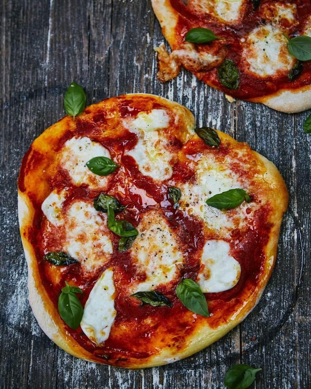 ジェイミー・オリヴァーさんのインスタグラム写真 - (ジェイミー・オリヴァーInstagram)「From a simple pizza base to upping your pizza topping game I have loads of recipe inspo for you lot when it comes to pizzas over on my website!! Get any leftover dough into the freezer for another time too! Basic pizza, Speedy sausage pizza, Reverse puff pastry pizza & Cauliflower cheese pizza pie.」2月10日 1時40分 - jamieoliver