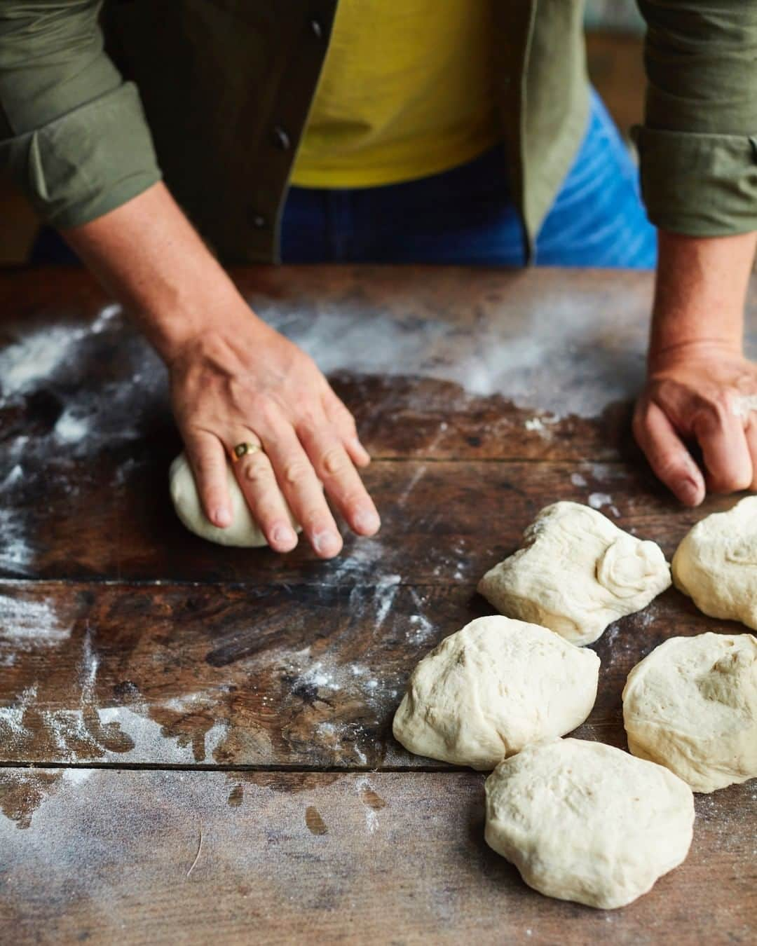 ジェイミー・オリヴァーさんのインスタグラム写真 - (ジェイミー・オリヴァーInstagram)「From a simple pizza base to upping your pizza topping game I have loads of recipe inspo for you lot when it comes to pizzas over on my website!! Get any leftover dough into the freezer for another time too! Basic pizza, Speedy sausage pizza, Reverse puff pastry pizza & Cauliflower cheese pizza pie.」2月10日 1時40分 - jamieoliver