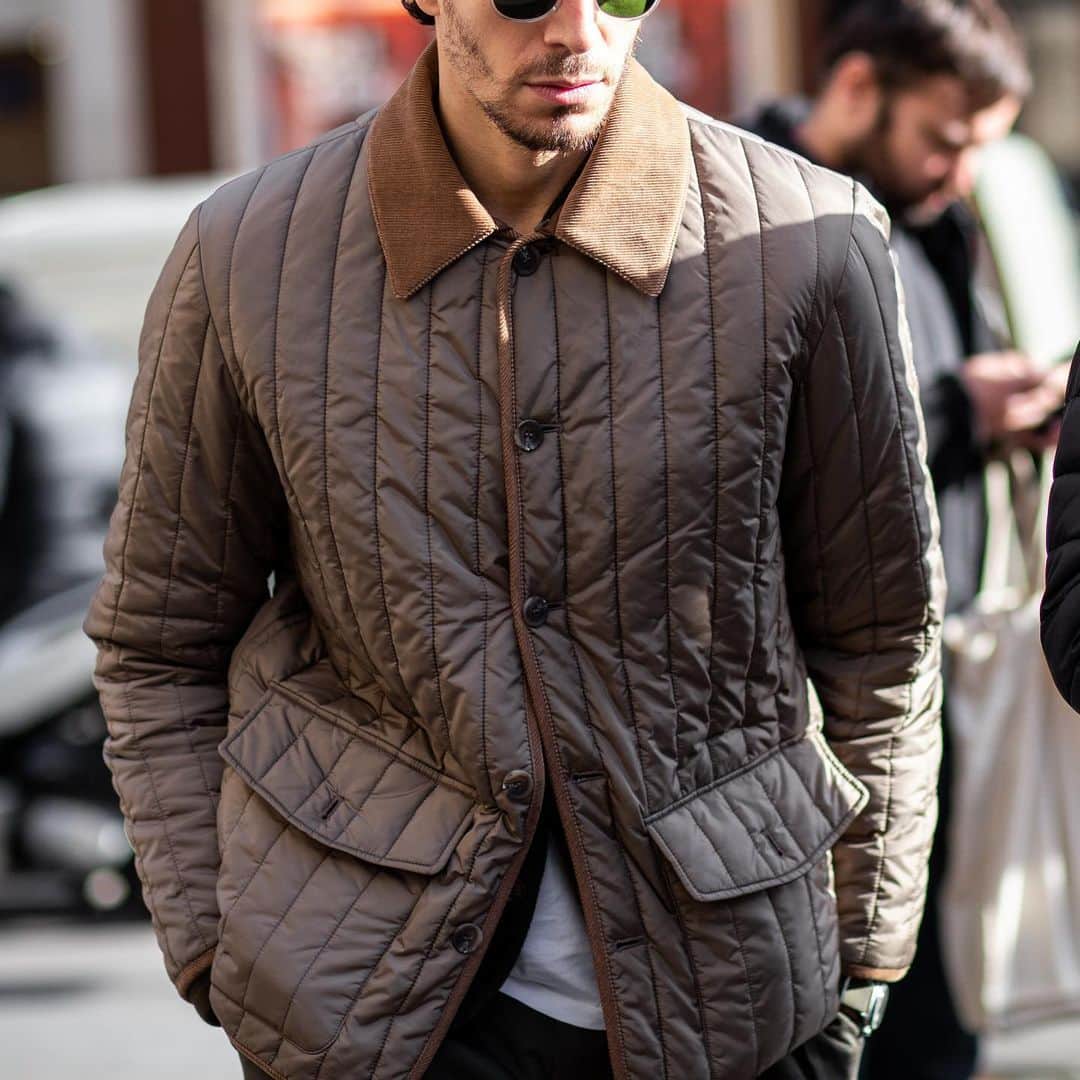 MR PORTERのインスタグラム：「Dressing for winter can often seem like an exercise in prioritising function over form as we pile on layer upon layer in a struggle to beat the chill. But with a good down jacket in your wardrobe, you shouldn’t have to choose. You can have both. All that’s required is a little judicious shopping, a sharp eye for colour and silhouette and a willingness to try something new. 🧥  Tap the link in bio to read the full story. #MRPORTER  Photograph 1. by Mr Marc Richardson Photograph 2. by Frenchy Style/Blaublut-Edition.com Photograph 3. by Mr Daniel Bruno Grandl」