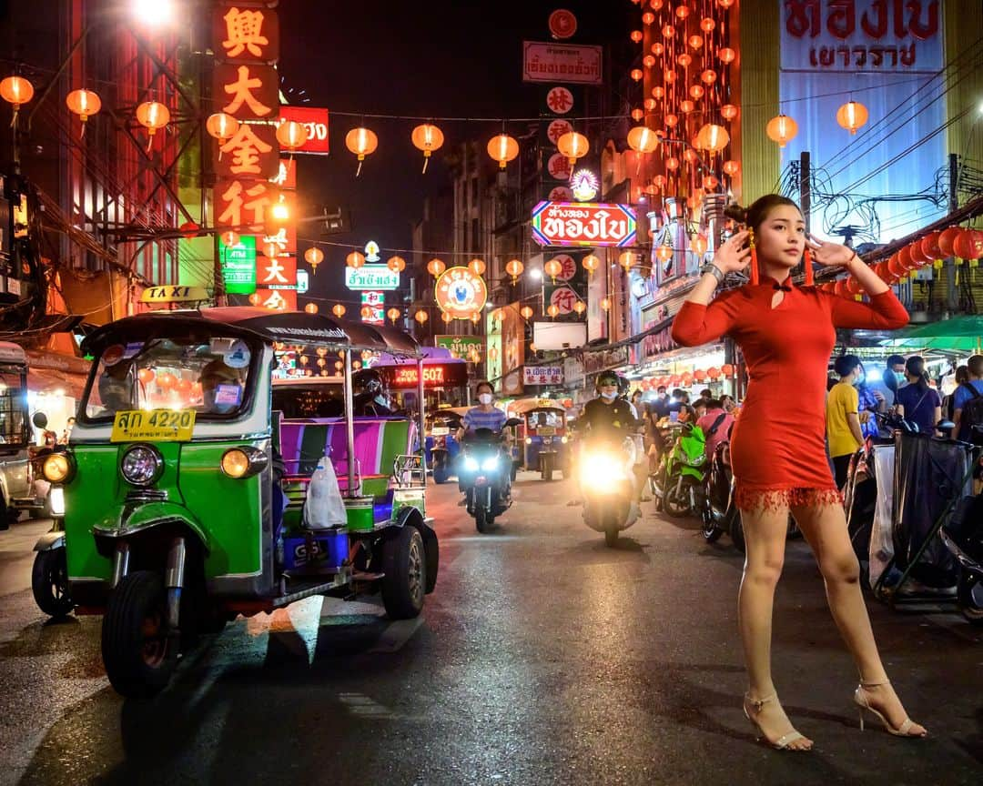 AFP通信さんのインスタグラム写真 - (AFP通信Instagram)「AFP Photo 📷 @torbalancho - A woman poses for a photo on a street decorated for the fore coming Lunar New Year in Bangkok's Chinatown on February 9, 2021. #lunarnewyear」2月10日 1時45分 - afpphoto