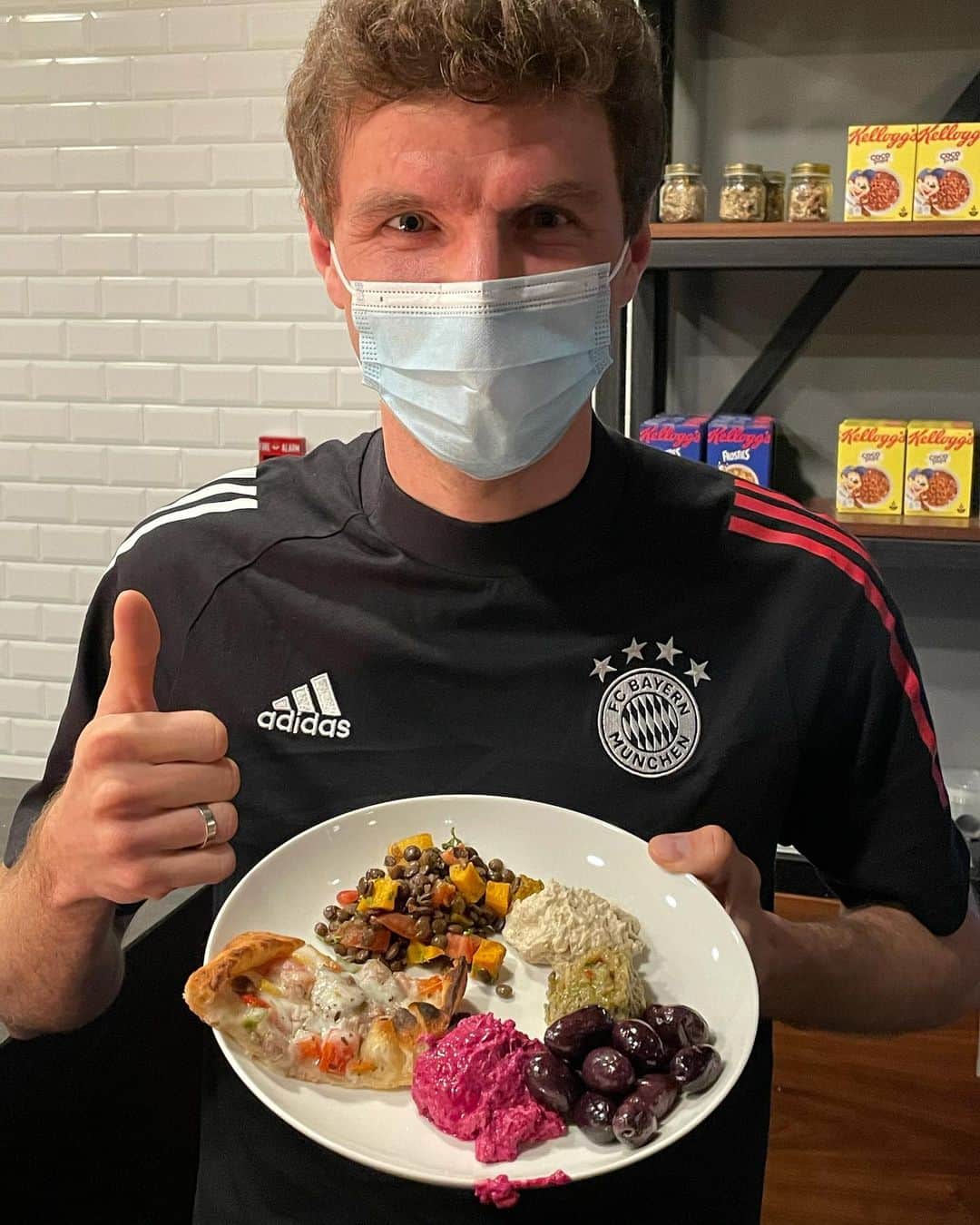 トーマス・ミュラーのインスタグラム：「🧘🏼‍♂️ 🚴🏼 Am heutigen Regenerationstag kommen mir die regionalen Vorspeisen gerade recht 😋 🍆🫒🤤  Zweierlei Aufstrich von der antioxidantien-reichen Aubergine, Oliven und eine Creme aus Rote Beete versorgen mich mit Vitaminen und Mineralstoffen! Und dann noch ein Stück Pide dazu 🤩 #recovery #teamstretch #regionalfood #vitamins #gesundessen #diehauptspeisewarauchlecker #donnerstagholenwirunsdasding」
