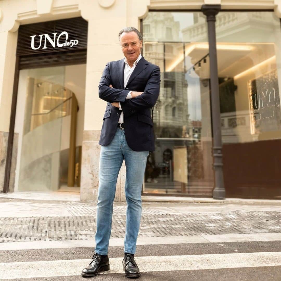 ウノデシンクエンタのインスタグラム：「Emplazada en un histórico edificio único en el corazón de Madrid, nuestra primera Boutique Galería de Arte es un espacio exclusivo, donde el artista, José Azulay, Director Creativo y Presidente de UNOde50 (@joose_azulayunode50) desnuda su alma.  #UNOde50ArteyJoyas   Located in a unique historic building in the heart of Madrid, our first Art Gallery Boutique is an exclusive space where the artist, José Azulay, Creative Director and President of UNOde50 (@joose_azulayunode50) bares his soul. #UNOde50ArtandJewelry」