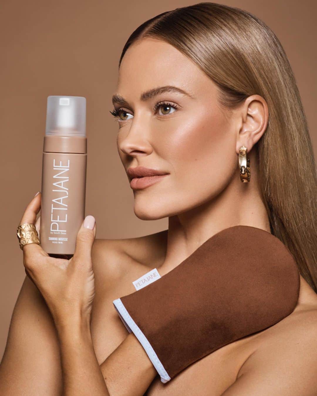 Peta Murgatroydのインスタグラム：「It’s here! Introducing the @petajanebeauty Tanning Mousse and Mitt! After years of being on set and trying tons of tanning products, I wanted to develop my own line to give everyone at home a gorgeous sun-kissed color. The Peta Jane range includes a light-weight Tanning Mousse, which gives instant results, dries immediately allowing for apply and go, is odor-free, and non-sticky. Use with my tanning mitt for the ultimate streak-free application. Available now at www.petajanebeauty.com - the link is in my bio and stories! I hope you enjoy as much as I do! 🤍☀️」