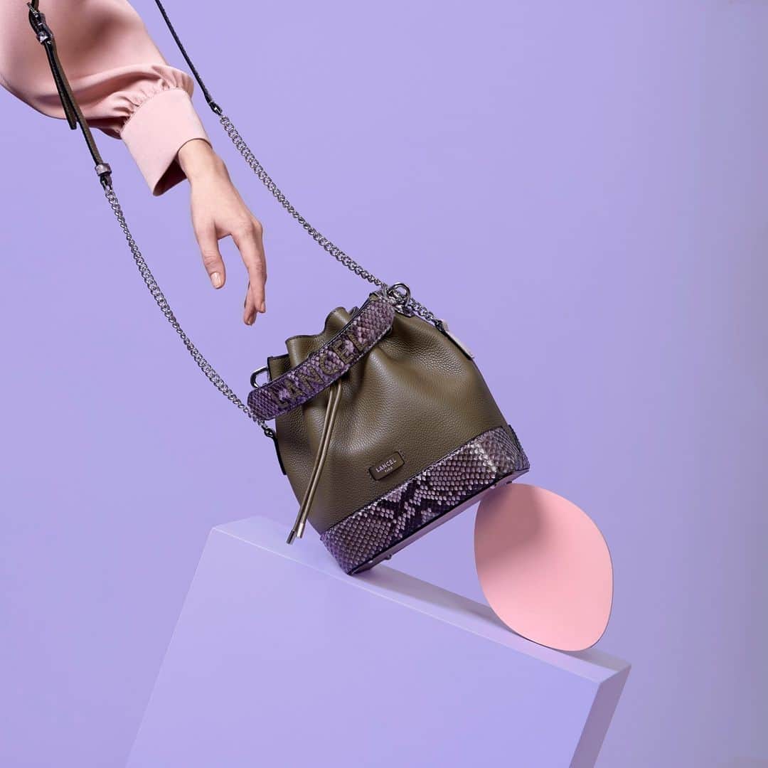 ランセルのインスタグラム：「Prise la main dans le sac… Ninon – Cuir grainé et python – Kaki et parme  Caught Ninon-handed Ninon – Grained leather and python – Khaki and mauve #NinonByLancel #SS21 #Lancel」