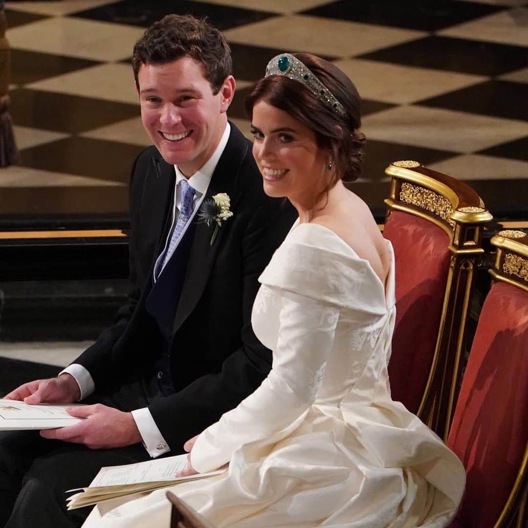 ロイヤル・ファミリーのインスタグラム：「Her Royal Highness Princess Eugenie was safely delivered of a son today, 9th February 2021, at 0855hrs at The Portland Hospital. Jack Brooksbank was present.   The baby weighs 8lbs 1oz.   The Queen, The Duke of Edinburgh, The Duke of York, Sarah, Duchess of York, and Mr and Mrs George Brooksbank have been informed and are delighted with the news.  This is Princess Eugenie and Jack Brooksbank’s first child, The Duke of York and Sarah, Duchess of York’s first grandchild, and the ninth great-grandchild for The Queen and The Duke of Edinburgh. Her Royal Highness and her child are both doing well.」