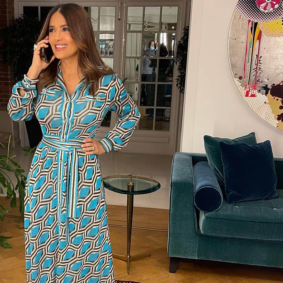 サルマ・ハエックさんのインスタグラム写真 - (サルマ・ハエックInstagram)「On the phone with Owen wilson after our interview with James Corden last night. if you want to discover the rest of my dress and my makeup swipe to the left. En el teléfono con #owenwilson después de nuestra entrevista con @j_corden , si quieres descubrir el resto de mi vestido 👗 y mi maquillaje 💄 desliza hacia la izquierda. #makeup @sofiaschwarzkopftilbury @ctilburymakeup #hair @miguelmartinperezldn @gucci #bliss」2月10日 1時58分 - salmahayek