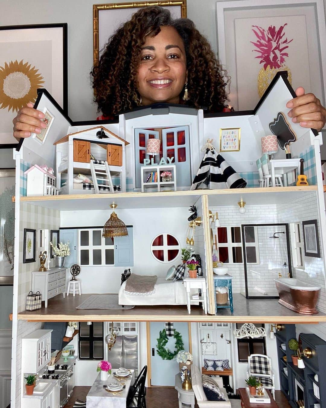 Grace Bonneyのインスタグラム：「Hi! I’m Dr. Kwandaa Roberts of @tinyhousecalls and I’ll be taking over @designsponge’s instagram this week. I’m an OB/gyn, a single mom of 2, a miniaturist and an interior designer (whew!) from Philadelphia.   I’ve been design obsessed since I was a kid watching This Old House. Three years ago, I remodeled a dollhouse for my daughter and was hooked! I started remodeling my own dollhouses as a creative outlet and my first house (in the pics) went viral! I’ve been on an incredible journey ever since, and I can’t wait to share it with you!  This week I’ll tell you more about myself and my process, how to get started with dollhousing, and why hobbies are important for our mental health, especially during these isolating times. I’ll give you a tour of my work space(s) and  show you all 11 😩 tiny houses  in various states of progress.   I’m excited to hang out together this week! If there’s anything in particular you want to know about me or my dollhouses, let me know in the comments.  I’ll be heading over to do an IG story shortly and I’ll give you a tour of this house.」
