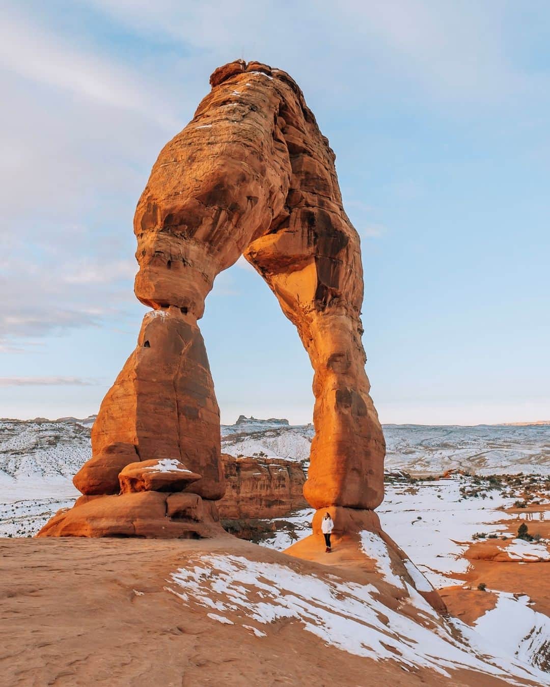 Visit The USAさんのインスタグラム写真 - (Visit The USAInstagram)「"We temporarily relocated to Utah because we were so drawn to the Mighty 5 National Parks in the state! One of them was the iconic Delicate Arch in Arches National Park.  📍Location Tips: Delicate Arch is best viewed from the trail of the same name. It's a 4.8 km round trip along a mostly flat trail, though there are some short, steep ascents and a narrow trail hugging a ridge at the very end. We used our spikes on our hiking shoes since there was some snow cover."   Check out our Story today to learn tips for visiting the 5 National Parks in Utah in the winter from local experts @organized_adventurer! #VisitTheUSA 📸 : @organized_adventurer」2月10日 2時00分 - visittheusa