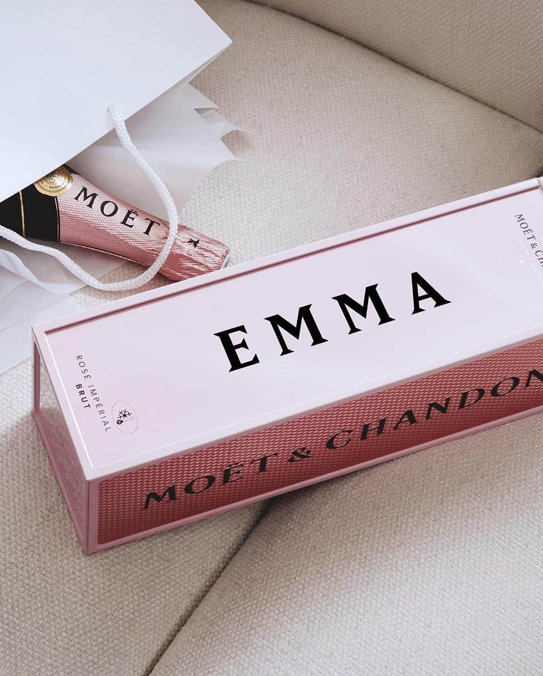 Moët & Chandon Officialさんのインスタグラム写真 - (Moët & Chandon OfficialInstagram)「THE PERFECT GIFT What to gift the one who deserves everything? A personalized Specially Yours gift box of Rosé Impérial allows you to celebrate in the moment, while the unique coffret can be kept as a special memory.  #MoetChandon #SpeciallyYours  This material is not intended to be viewed by persons under the legal alcohol drinking age or in countries with restrictions on advertising on alcoholic beverages. ENJOY MOËT RESPONSIBLY」2月10日 2時00分 - moetchandon
