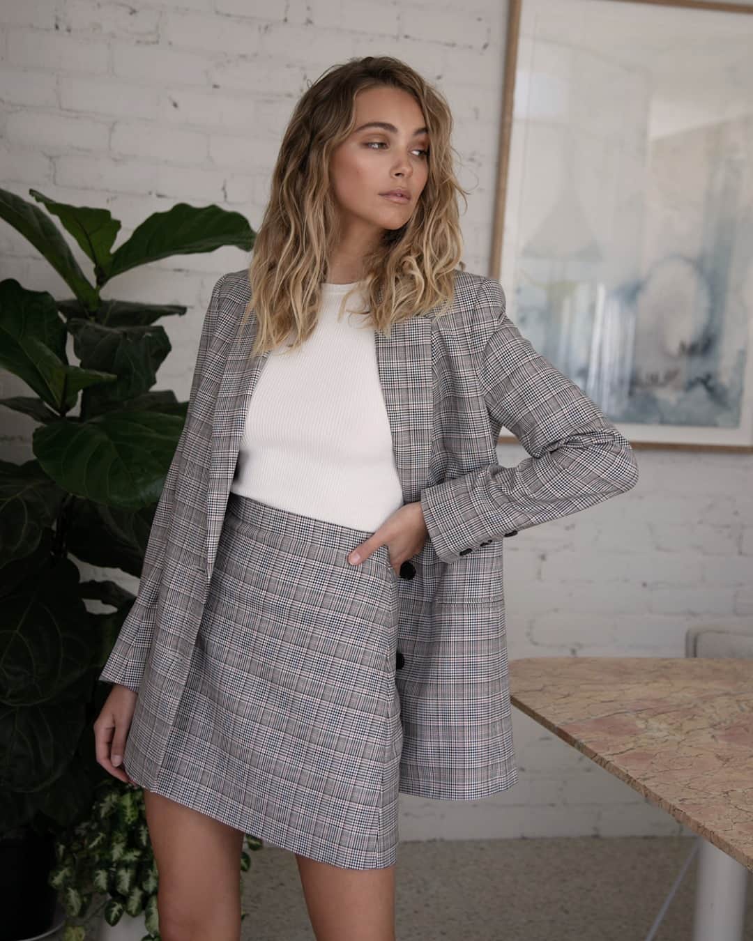 クーカイのインスタグラム：「Pour un look de working girl élégant, la veste Rhea aux imprimés prince de Galles sera votre meilleure alliée. Associez là avec le pantalon ou la jupe Rhea pour un total look !  #PE21 #kookai #newco」