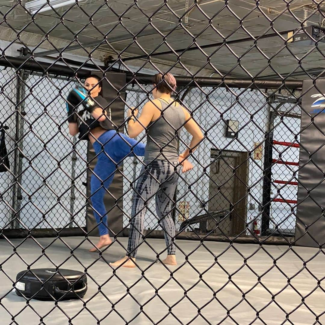 Kendra Lustさんのインスタグラム写真 - (Kendra LustInstagram)「#TuesdayMood let’s go! #kickstagram #selfdefense makes u #prepared #mmagirls .. always learning to make myself better #TuesdayVibes」2月10日 2時09分 - kendralust