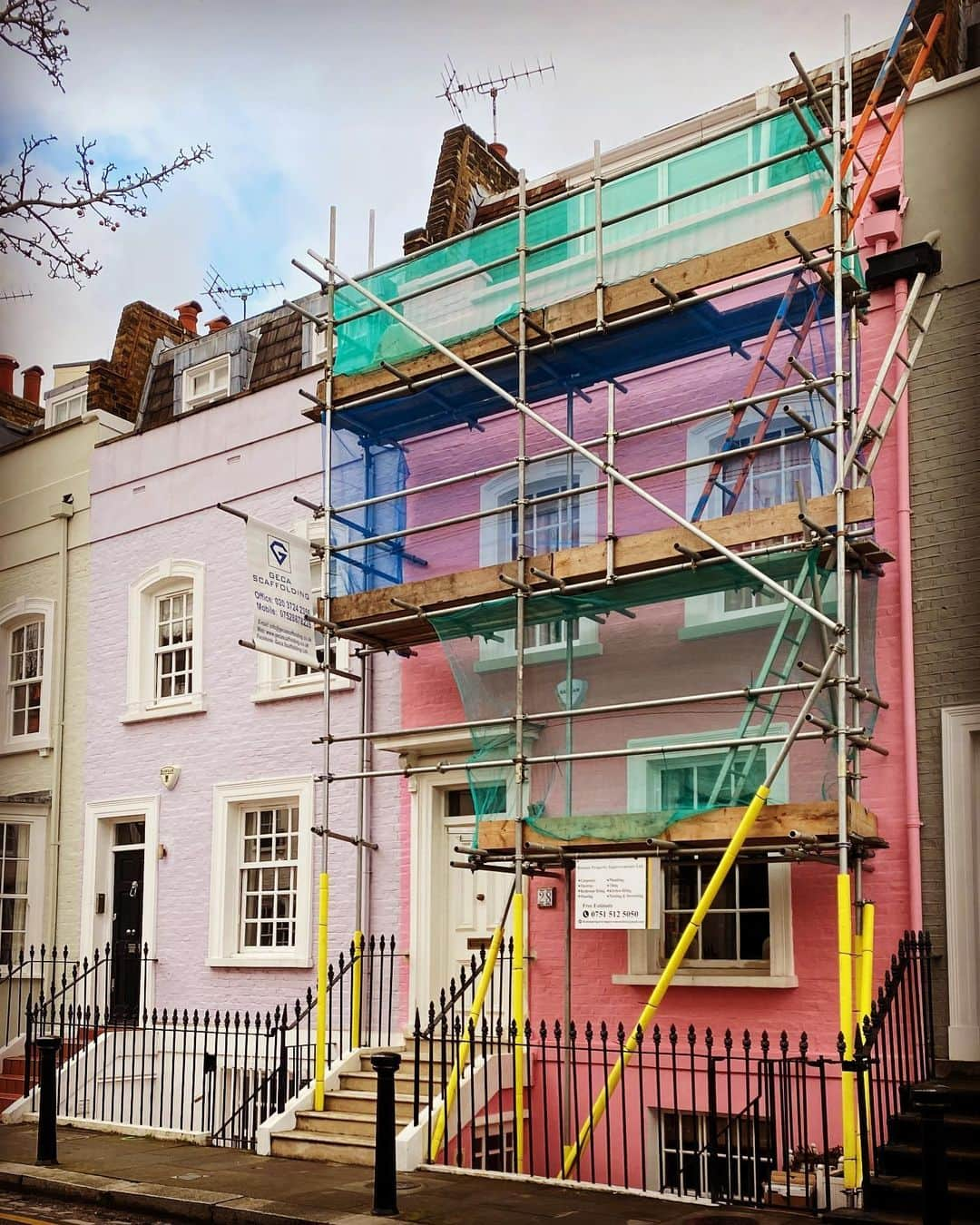 エリザベス・ヘンストリッジのインスタグラム：「when the scaffolding is beautiful. Self care and taking time to repair can still be full of colour and funnn. A little reminder this jewel of a street gave me on anotherrrr walk 💛💚💙💖」