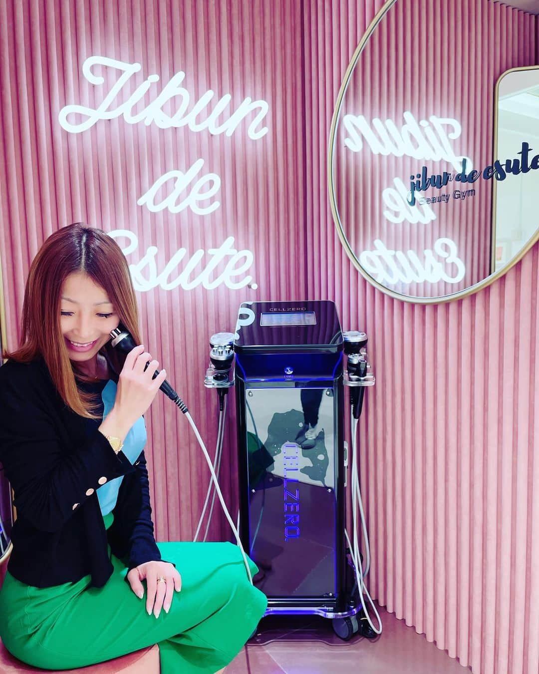 水田真依子のインスタグラム：「#じぶんdeエステ #セルフエステ #エステ通い放題 #じぶんde女子　#ダイエット生活   ★体験無料¥0予約なし！ ★メンズ店は有楽町マルイ店、横浜ビブレ店、名古屋PARCO店、心斎橋OPA店にもある！ ★月額¥19,800〜マシンレンタルも開始！  ☆誰もが知ってる有名エステと同じ痩身マシンや、1回数万円以上の小顔フェイシャルやイオン導入が使える ☆キャビ、高周波(ラジオ波)、セルライト吸引、リフトアップマシンなど、マシン総数1300台以上！ ☆ジムのように毎日でも通える✨通いたい放題会員5980円〜 ☆完全個室で予約なし定休日なし  めちゃくちゃいいやーん^ ^」
