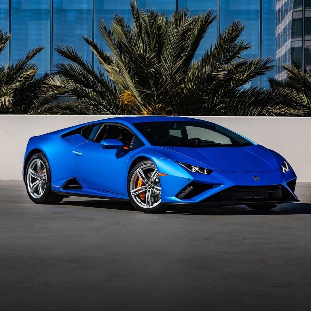 ランボルギーニのインスタグラム：「Huracán EVO RWD’s blue is special, because it brings you joy and fun at the same time. Can you guess if it’s Blu Astraeus or Blu Eleos?  Captured by @thatguyesperon for @lamborghininewportbeach   #Lamborghini #HuracanEVORWD #RewindToRWD #GuessTheColor」