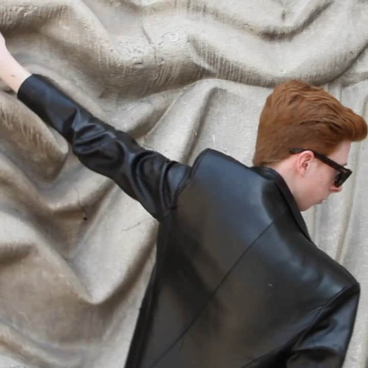 ジトロワのインスタグラム：「Valentine's week.  I Featuring our iconic black leather blazer. #jitrois  More to discover on jitrois.com」