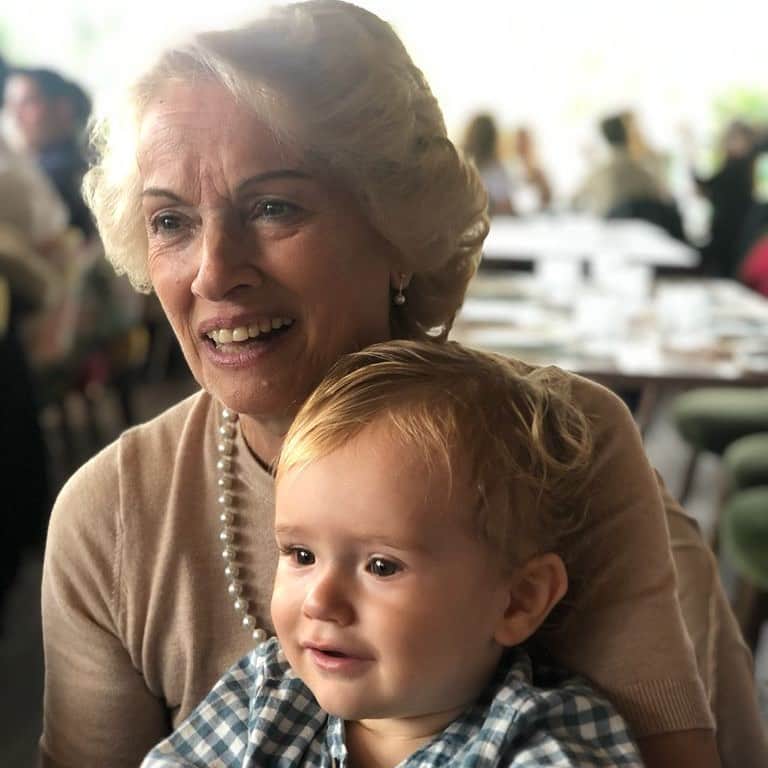 アレハンドロ・フェルナンデス・イグレシアスのインスタグラム：「Feliz cumpleaños a la mejor abuela del mundo , te queremos muchísimo Tatita🧡😊」