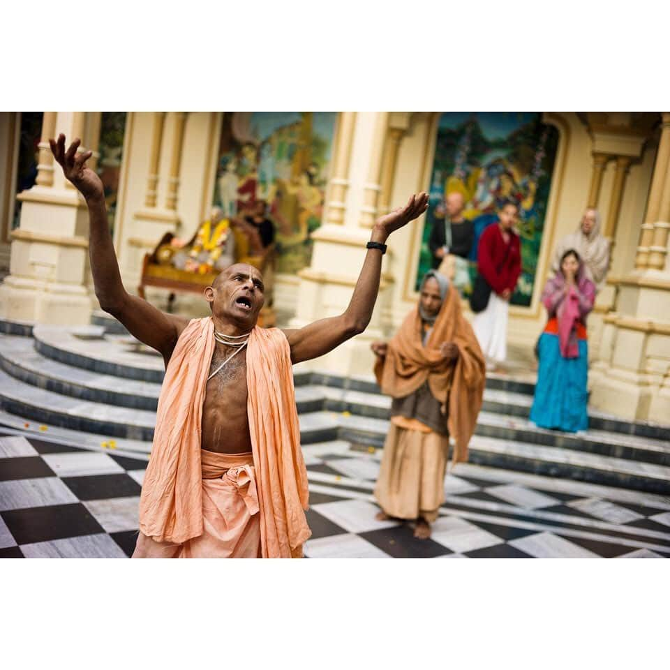 thephotosocietyさんのインスタグラム写真 - (thephotosocietyInstagram)「Photo by @andyrichterphoto / At Krishna Balaram temple in Vrindavan, India, one experiences the essence of bhakti yoga. With great love and devotion, and frequently tears of joy in their eyes, devotees from around the globe come to the ISKCON temple to dance, sing in kirtan, and shower flowers upon statues of Radha and Krishna, and the late bhakti master and founder of Krishna consciousness, A.C. Bhaktivedanta Swami Prabhupada. . From the series and monograph Serpent in the Wilderness. Follow me @andyrichterphoto for more photographs and stories on yoga and beyond. The feature “Finding Calm”, written by Fran Smith, was published in the January 2020 issue of the magazine and explores the myriad benefits of yoga. @thephotosociety @natgeo #yoga #asana #meditation #serpentinthewilderness #kehrerverlag #andyrichter #andyrichterphoto #harekrishna #bhaktiyoga #devotion #vrindavan #india」2月10日 2時11分 - thephotosociety