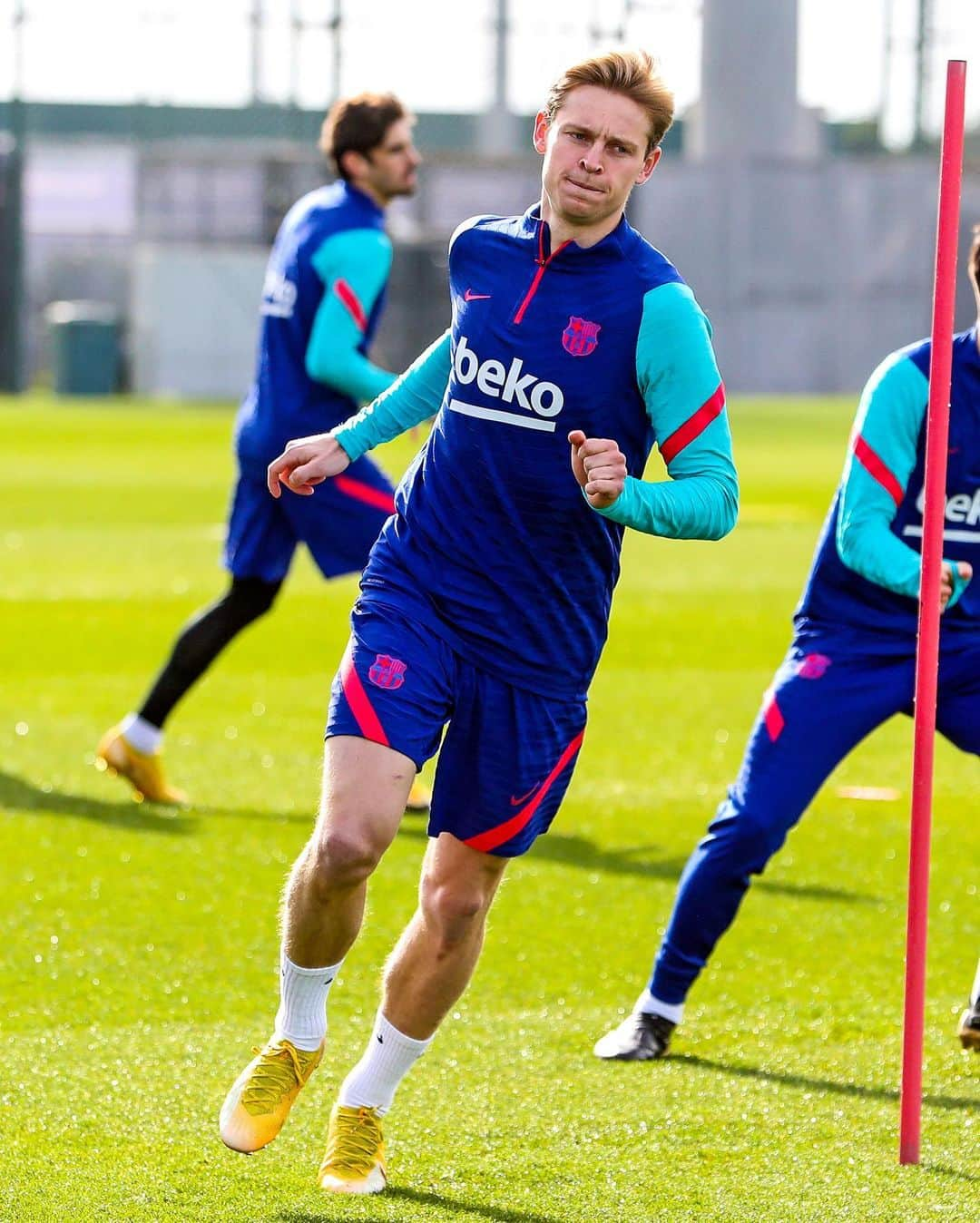 FCバルセロナさんのインスタグラム写真 - (FCバルセロナInstagram)「Getting ready for another Cup night 🕺 #SevillaBarça 🔵 ¡Preparados para la Copa! 🔴 Preparats!」2月10日 2時16分 - fcbarcelona