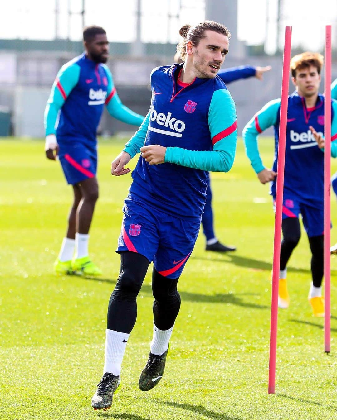 FCバルセロナさんのインスタグラム写真 - (FCバルセロナInstagram)「Getting ready for another Cup night 🕺 #SevillaBarça 🔵 ¡Preparados para la Copa! 🔴 Preparats!」2月10日 2時16分 - fcbarcelona