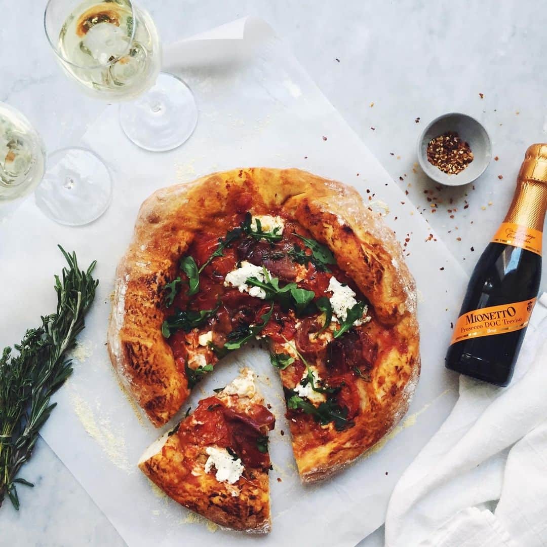 Mionetto USAさんのインスタグラム写真 - (Mionetto USAInstagram)「But first pizza and Prosecco… #NationalPizzaDay . . . #valentineday #Mionetto #Prosecco #Mionettoprosecco #brunch #lunch #dinner #outdoor #romantic #food #cozy #love #pizzaporn #celebration #burrata #mozzarella #rosemary #sparklingwine #wines #bubbles #foodie #basil #arugula #tomato」2月10日 2時17分 - mionettoproseccousa