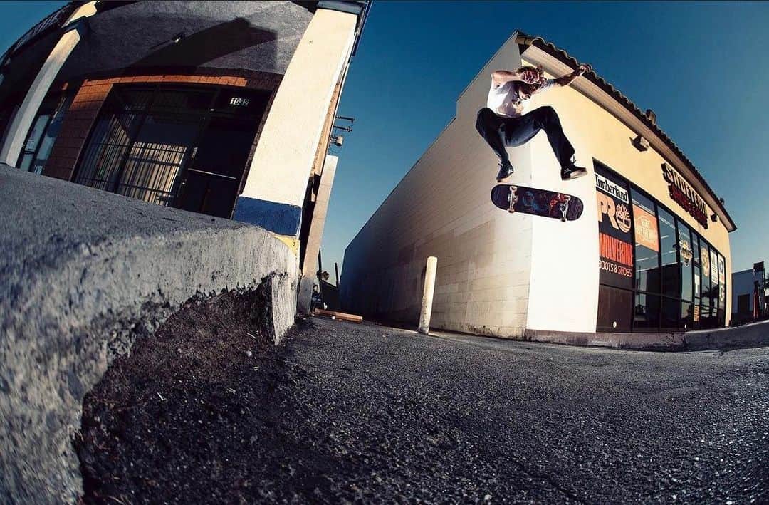 のインスタグラム：「@james_capps BS Heel Flip Photo by @alex_papke  #Lakai #TheShoesWeSkate」
