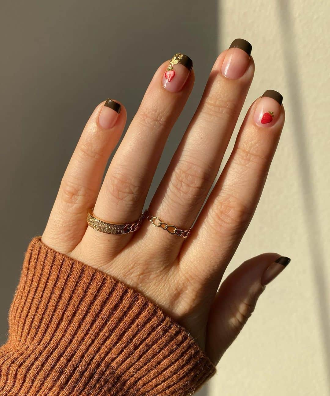 Soniaのインスタグラム：「An iconic combo🍓🍫✨ - Using gold foil from Amazon (linked in bio) and strawberry decals from @deco.miami. #valentinesnails」