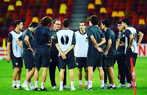 ボルハ・エキサのインスタグラム：「Marcelo Bielsa! @athleticclub  🗣💯🙌 ———————- #team #athleticclubbilbao ⚽️ #uefaeuropaleague 🎥」